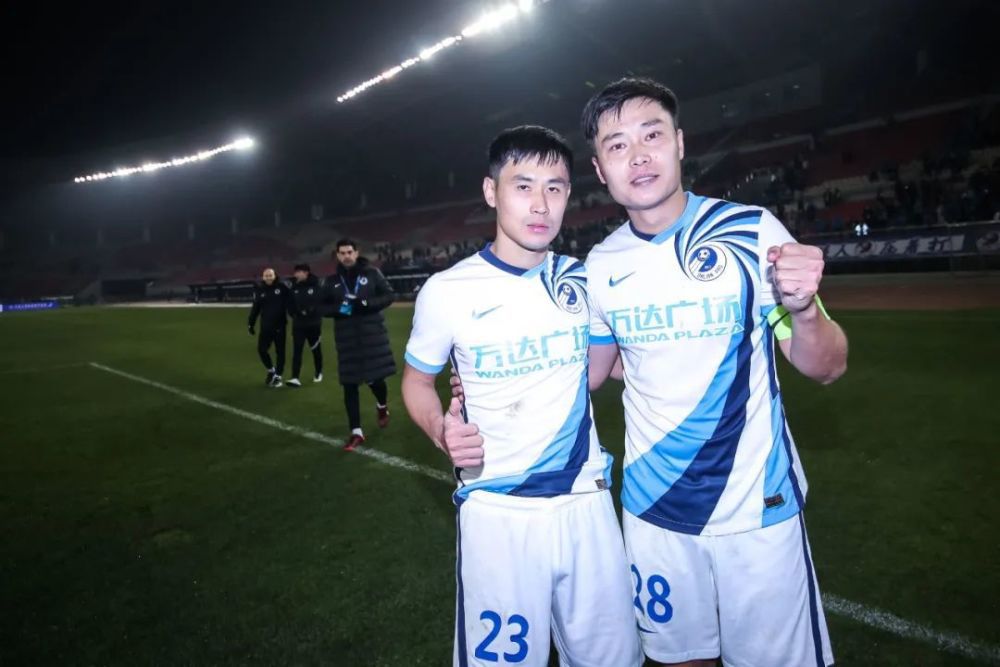 影片主演/编导雷启飞也在发布会现场当着所有媒体和观众讲道，这部坚守希望是一部公益题材的电影，拍这部影片的目的就是呼吁大家多多关注贫困山区的留守儿童的失学教育问题，也用此片向全国的支教老师致敬，自己当然也会把自己的那份电影上线后收益的全部票房分成捐献给贫困地区的一些留守儿童，给他们买新书包、新文具
